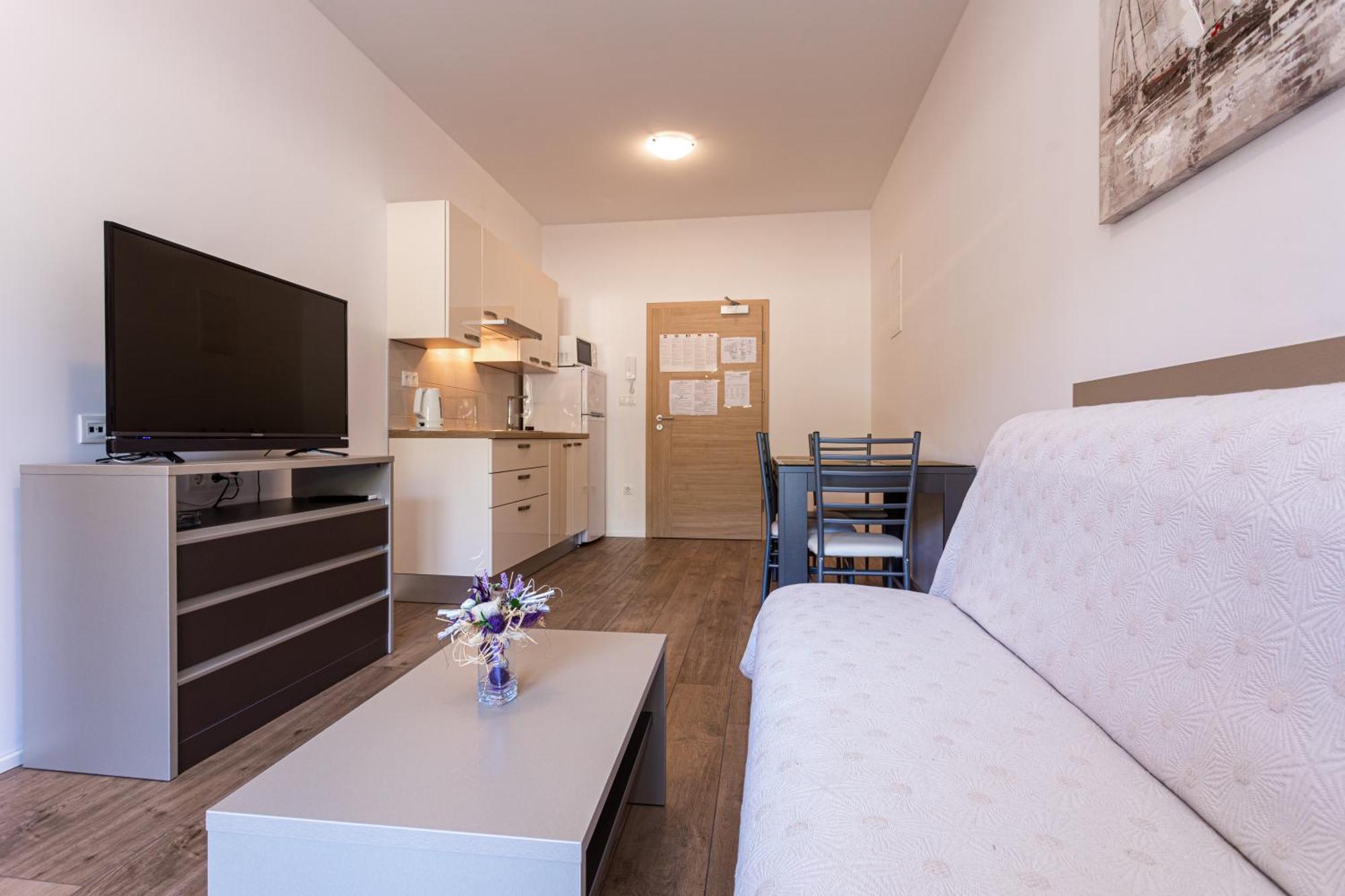 Apartments Crnekovic Tomislava 8A Baška Exteriör bild